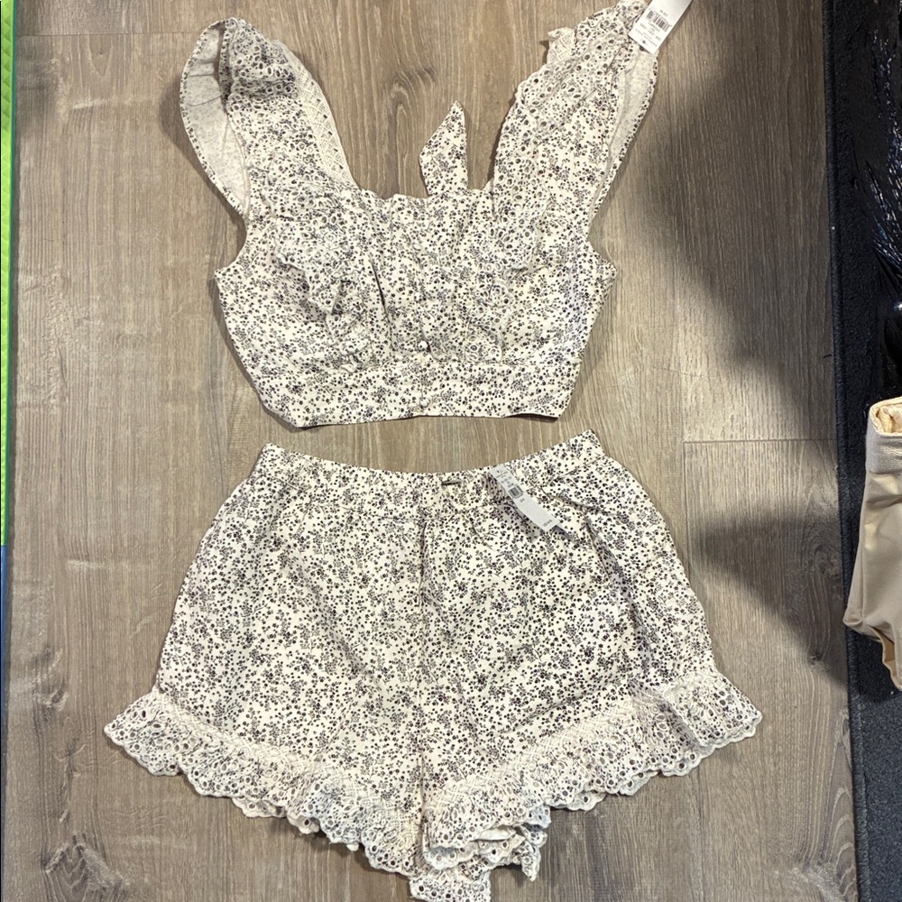 American Eagle floral pattern ruffle 2 piece outfit - size Medium